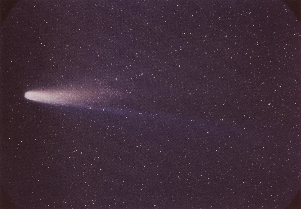 /images/hero/slideshow/6_lspn_comet_halley1.webp